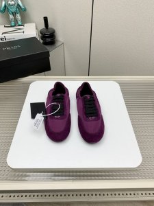 出厂 高版本 Prada 普拉达 25 早春 走秀 休闲 阿甘 德训鞋 出镜率很高的就是这款德训鞋 外形是像芭蕾舞鞋一样的跑鞋，柔软的皮质加上Prada 专属尼