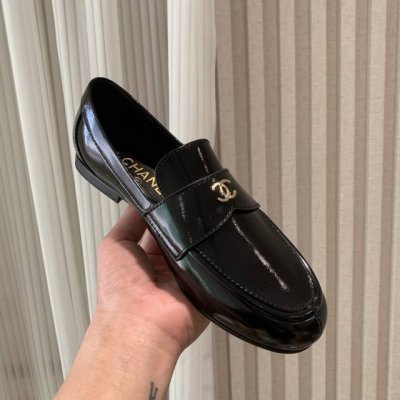 小香 25 2025 春夏新品 专柜经典走秀款 小香英伦风双C钻扣乐福鞋 系列上新 时尚圈的绝绝子 搭配将演绎着细致 极简 永不褪去的经典元素 展现与众不同的穿