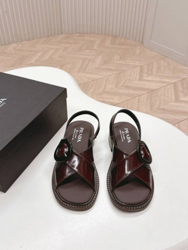 高版 prada Ss25 春夏新款后空凉鞋 鞋面擦色复古 交叉后空搭配圆圈金属扣饰 粗跟配上橡胶底有点小重 但绝对的耐造 上脚搭配个袜子穿真的无敌好看 也很好