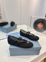 工厂价 Prada 玛丽珍单鞋 芭蕾舞鞋三角标触感凹凸感和原版一致 各大网红明星乔欣，程潇，同款圆头三角扣玛丽珍单鞋 ！ 时髦百搭Nice单品，各路美女站稳了，