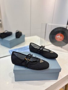 工厂价 Prada 玛丽珍单鞋 芭蕾舞鞋三角标触感凹凸感和原版一致 各大网红明星乔欣，程潇，同款圆头三角扣玛丽珍单鞋 ！ 时髦百搭Nice单品，各路美女站稳了，