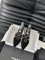 Chanel Vintage中古系列凉鞋 简约而不简单的款，上脚特别显脚细。 鞋面定制面，内里垫脚羊皮，加厚真皮大底。 跟高8 Size:35-39 其它码数定
