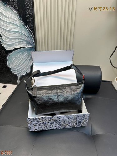 配折叠盒 Dior 迪奥 D-Journey 腋下包 背上就不想摘下来！经典永不过时，复古又高级，随便搭配都很出片，容量也很能打，日常出门的小物件轻松装下。手提