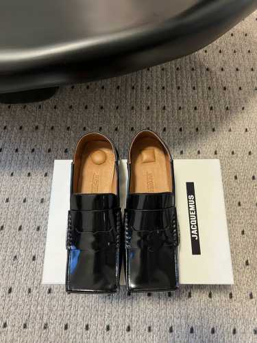 Jacquemus 25Ss方头乐福鞋 美丽且实用的早春新品，简单随意穿出时髦感，方头设计真的好时髦！牛仔裤 小裙子搭配不在话下！可可爱爱没有脑袋 四方方的 时