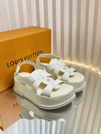 Louis Vuitton 路易威登 Maya Flatform 凉鞋 本款 Maya Flatform 凉鞋选用光滑牛皮革 令宽幅鞋带穿梭于皮革鞋舌之间 再以 - 点击图像关闭