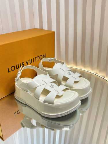 Louis Vuitton 路易威登 Maya Flatform 凉鞋 本款 Maya Flatform 凉鞋选用光滑牛皮革 令宽幅鞋带穿梭于皮革鞋舌之间 再以