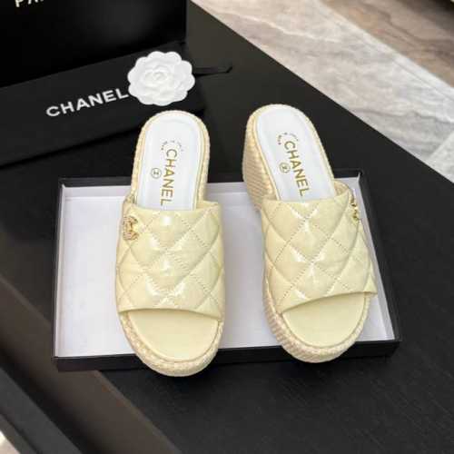 Chane*｜小香25p春夏新品 双C镂空厚底拖鞋 个性时尚潮流 必入款 ！ 特殊的材料赋予它独特的新鲜感 真的火到哪哪都断货 一鞋难求啊 上脚不仅显腿细 而且