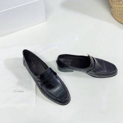 高品质出厂 ！小众潮牌The row 23经典鳗鱼纹中性复古摩登乐福鞋系列！法式极简风格！整体设计简约秀气又舒适，在鞋口的里面暗藏松紧设计，穿着方便不掉脚不松垮