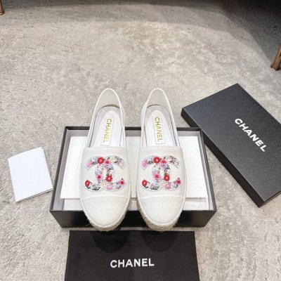 chanel 渔夫鞋万年经典系列 织物与皮料的完美结合 五彩斑斓的颜色 仿佛把春天藏在了鞋子里 从面世到如今历久弥新 经久不衰 居家旅行皆可 流行稍纵即逝 经典