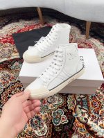 Celine皮面小白鞋 高帮款 简直是时尚圈的新宠儿 它的设计简洁大方，却又不失个性, 让你在任何场合都能轻松驾驭，让你的穿搭更加出彩。 而且，这双小白鞋的舒适