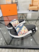H 顶级代购 爱 炸街男神春夏拖鞋新品专柜同步，鞋面意大利进口标志印花布面料，高品质拼接工艺，鞋底：原厂特供原版底，独家活动成型底超级舒适，原厂跟单货，高品质，