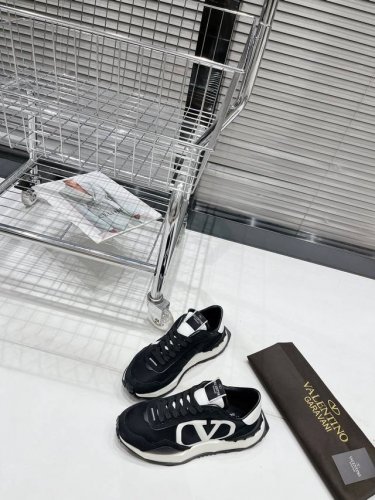 实价： 顶级版本 Valentino华伦天奴V家 新款Netrunner系列 休闲 气垫 情侣运动鞋 原版购入开发 做货 各种色彩搭配吸睛十足，激活魅力无限的阳