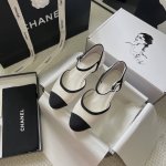 chane* 25早春最火爆拼接拼色中空凉鞋 专柜简直疯抢了 各大社交平台热门晒图 这期的走秀款绝对太帅了 绝对是这一季最热门的款式 专柜仙女们真的太识货了 不