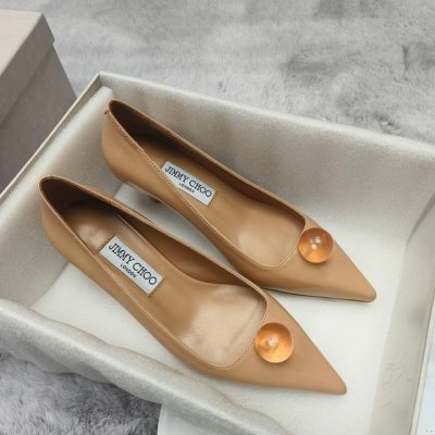 jimmy Choo 初春新款元宝水滴跟单鞋优雅与奢华完美融合 搭配大衣高级感满满！ 面料：进口漆皮 内里：小羊皮 大底：意大利真皮大底 码数：35～39 33