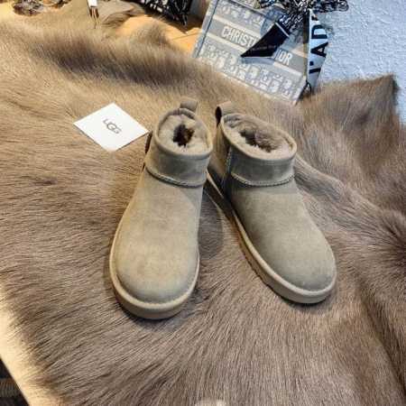 跑量价 周冬雨同款 寒冬刷星“暖潮风” UGG改头换面刮起雪地里的时尚感。 全羊毛内里，保暖好穿！ 独具匠心，只此唯一！ 出街回头率最高的就是它 值得拥有，美国 - 点击图像关闭