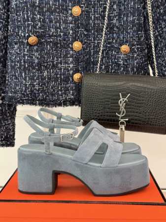 厂价 Hermès 爱马仕经典H厚底凉鞋依旧是永恒经典的H造型 极约复古的设计 浓厚的异域风情厚底在拉长腿方面真的yyds百搭舒适 上脚秒变大长腿！面料采用进口 - 点击图像关闭