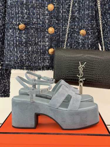 厂价 Hermès 爱马仕经典H厚底凉鞋依旧是永恒经典的H造型 极约复古的设计 浓厚的异域风情厚底在拉长腿方面真的yyds百搭舒适 上脚秒变大长腿！面料采用进口
