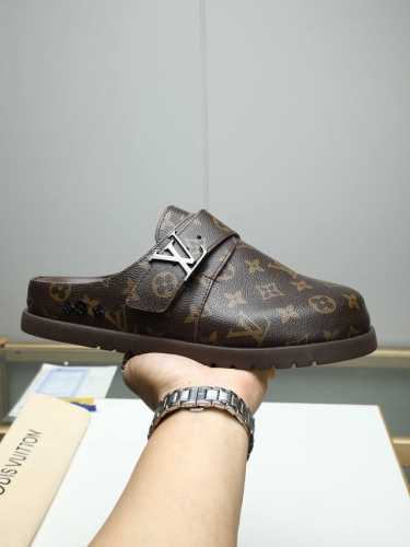 Lv新款包头半拖拖 Winterbreak Comfert 平底拖鞋Lv 字母和Monogram 花卉点缀图案的皮面，搭配羊皮内里，室内外穿着皆宜。水台高密度发