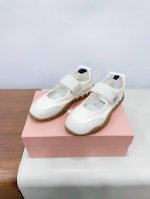 MiuMiu缪缪春夏秀款 饼干鞋 运动鞋专柜RMB8920购入开发 miumiu最新爆款 前卫大胆的设计，Miu Miu风格融于此款厚底帆布运动鞋的简约线条，别