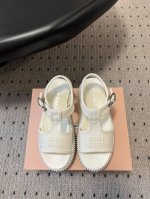 顶级品质 Miumi* 缪缪 松糕厚底休闲小白鞋帆布鞋 凉鞋 高级感十足！国内外博主刷爆的一款， 复古又时髦 上脚美炸了！ 简约的格板设计，鞋侧Logo装饰和极