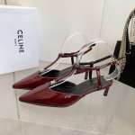 出厂价 Celine 2025春夏小猫跟，尖鞋头造型，柔美的露脚设计，脚踝绑带。TRIOMPHE T字绑带设计，配有金属 TRIOMPHE标志性元素绑带， 上脚