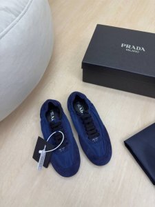 爆款潮流运动鞋 11色全网最齐色 Prada 平底设计 简约设计 搭配三角标 Logo 的设计和简约的线条 很有格调 简单纯粹得色调 原版开模 舒适炸街 原版
