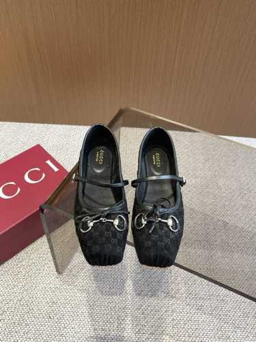 390Gucci 2025新款马衔扣扣显玛丽珍单鞋 25最新款马衔扣扣显玛丽珍单鞋法式复古感好迷人一眼就相中 显白又显优雅气质 显腿长的芭蕾舞鞋 无论是搭配裙装