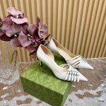 2024专柜同步更新新款 Gucci 24S秀场尖头高跟凉鞋 这双我称之为“氛围感之神” 柔颯利落的小尖头自带高级 扣带都是可以自由调节 细嫩的牛漆皮搭配金扣让