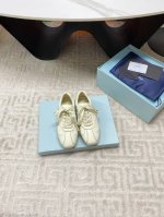 出厂价p prada 普拉达 25Ss 春夏新款 德训鞋 休闲鞋 精工制造 缝线均匀 皮质质感一览无余 多色拼接 时尚大方 柔软舒适透气 外侧饰有prada字母