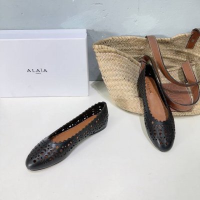 高品质出厂 ！小众潮牌顶级品质！AlAIA｜阿莱亚24秋冬新款经典复古镂空玛丽珍平底单鞋！ 满满的少女风 既摩登又复古的味道 非常的简约大气 不管是半身裙 连衣