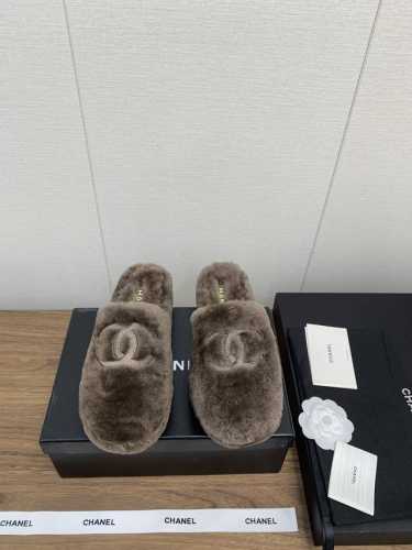Chanel 24 秋冬懒人毛毛拖 厚底 流行风纯皮毛一体羔羊毛打造！小香Lg超温暖的感觉，穿上仿佛踩在云朵上，精致高级！让这双毛拖身价陡增！非常好穿不打滑，而