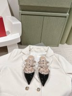 直销 224 四季百搭系列！你的鞋柜缺一双吧？代购级别！ Valentino 整个系列台资工厂p出品！进出专柜无压力！Rockstud 华伦天奴铆钉漆皮芭蕾舞平