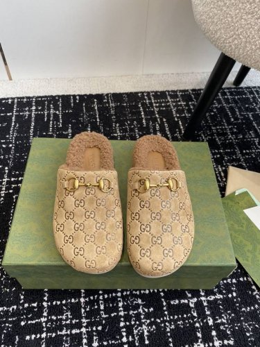 Gucci 24ss 秋冬新款羊毛复古大头包头拖， 勃肯羊毛拖第一眼看到这个鞋子感觉不起眼，没有过多的装饰很简单 但带有点复古味呆萌可爱随意搭配都好看脚感要求高
