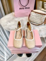 橙子出厂价p miumiu 缪缪春夏新款 一字扣带粗跟玛丽珍鞋 法式复古单鞋 高跟鞋 方头设计和牛漆皮黑色拼色唤醒了60年代魅惑剪影 撞色设计风格鲜明 粗跟设计