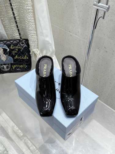 350 Prada 普拉达 早春新款 绝美方头粗跟高跟半拖鞋 时尚界久违的极简之美 经典时尚配色 毫不费力的优雅风来袭 时髦 精致 绝美 方头 开边珠外穿时尚气