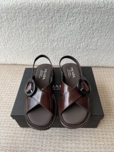 prada 25Ss 夏季新款 复古凉鞋 小粗跟特别稳，真的是好穿又好看 搭配个袜子穿，无敌好看！ 鞋面开边珠牛皮 鞋底原版橡胶大底 Size: #35-40
