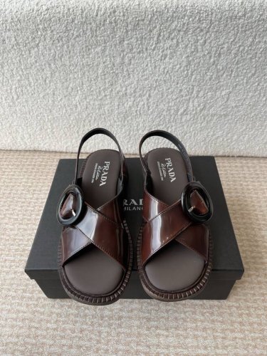 prada 25Ss 夏季新款 复古凉鞋 小粗跟特别稳，真的是好穿又好看 搭配个袜子穿，无敌好看！ 鞋面开边珠牛皮 鞋底原版橡胶大底 Size: #35-40