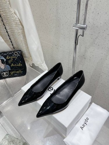 Aeyde 简约时尚单鞋 超级舒服！非常舒服！重要的事情要重复。淡淡的米杏色，显白又百搭 羊皮材质柔软、舒适度很高 温柔小姐姐的玛丽珍单鞋，好气质啊！法式方头单