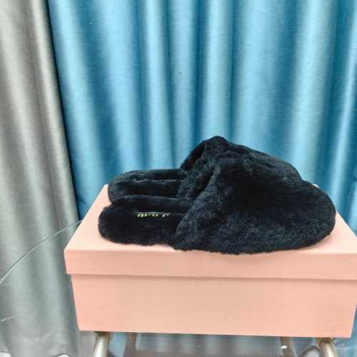 MIUMIU经典秋冬字母毛毛拖鞋 这季节美鞋太多这款毛拖 真的是让我无法自拔真太可爱了～ 大底我们选用的是与原版一样的TPU材质 底片耐磨防滑！！ 码数：35-