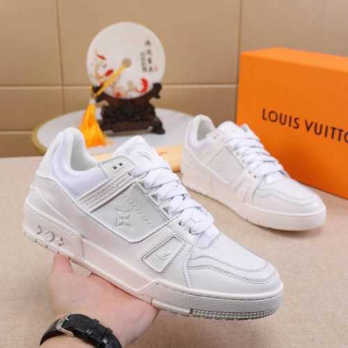 Virgil Abloh 向篮球鞋设计汲取灵感，推出标志性 LV Trainer 运动鞋，此次取材压印细腻 Monogram 图案的粒面小牛皮，并延续创新凝胶外