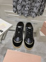 Miumiu 24新款复古做旧休闲鞋 小白鞋 Miu Miu 缪缪24新款做旧复古休闲鞋 走秀后全球各大代购官网火爆上市. 仿旧复古擦色效果很随意不羁又能体现单