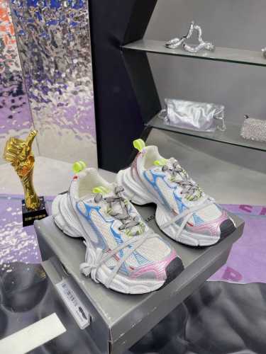 工厂p价p： 情侣款Balenciaga 巴黎世家九代23Ss最新爆款3Xl Sneaker系列 情侣款 休闲 老爹鞋 运动鞋 整体鞋型汲取了Balenciag