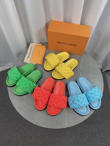 lv驴牌L家 爆款 浮雕Logo 压花 凉拖鞋 本款 Pool Pillow Comfort 平底凉拖取材科技织物，以高频压印技术重绎 Monogram 图案。