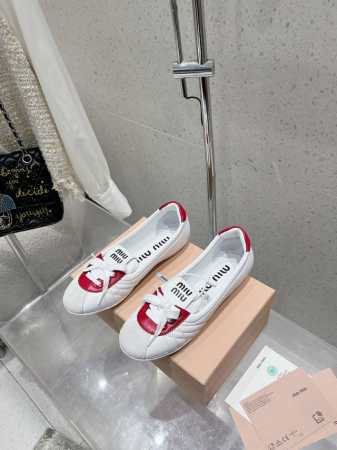 Miumiu芭蕾舞鞋 柔软的芭蕾舞鞋在miu Miu的设计下获得了新生，明媚且率性时髦有质感，轻轻松松就让你动了收入囊中的心思 这双芭蕾舞鞋无一不能驾驭，妥妥的 - 点击图像关闭