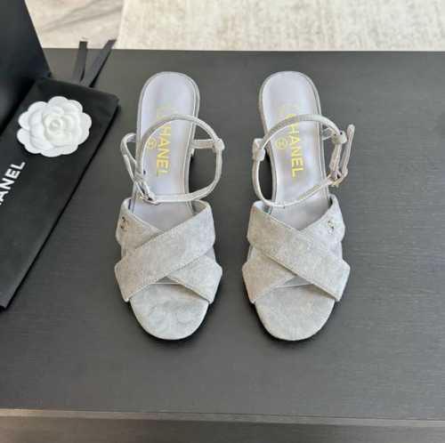 CHANE*｜小香24P春夏新品 珍珠跟高跟拖鞋 乖巧秀气的珍珠跟优雅减龄 仙气满满的公主氛围！ 鞋面采用进口羊皮 羊京 内里垫脚均为粒面羊皮 意大利进口真皮大