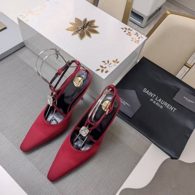 SAINT LAURENT ” SYL圣罗兰 顶级版本25SS众明星网红追捧的圆柱体细高跟，玻璃宝石小方头后空环踝高跟拖鞋。SYL 2025官方VIP 贵宾版金