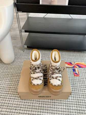 代购级别 MOON BOOT LUNA系列 24秋冬季新款 雪地靴 一双不分左右脚的鞋！超有特点！软软糯糯像面包 长期主义购物一moonboot雪地靴因为冬天想 - 点击图像关闭