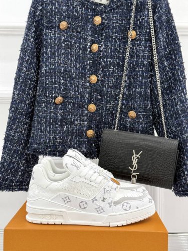 厂价 L＊V驴牌经典情侣款商务定制休闲运动板鞋 Lv Trainer 运动鞋融合正绒面牛皮革和粒面牛皮革。繁复鞋面和注胶橡胶外底延续标志性元素，橡胶L字母点缀鞋