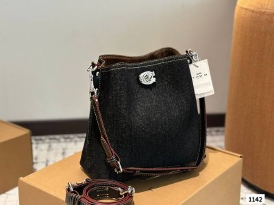 配盒 蔻驰5月新款托特包 蔻驰最新一季的 休闲随性的包型， 腋下 斜挎都不成问题 通勤必备尺寸：23 22