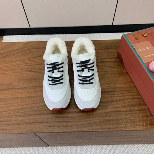 Loro Piana 情侣款休闲运动毛鞋。简约时尚，上脚非常舒适。 鞋面牛反绒拼布，羊毛里。定制橡胶底。 码数：女35-43 35、41、42、43定制不退换